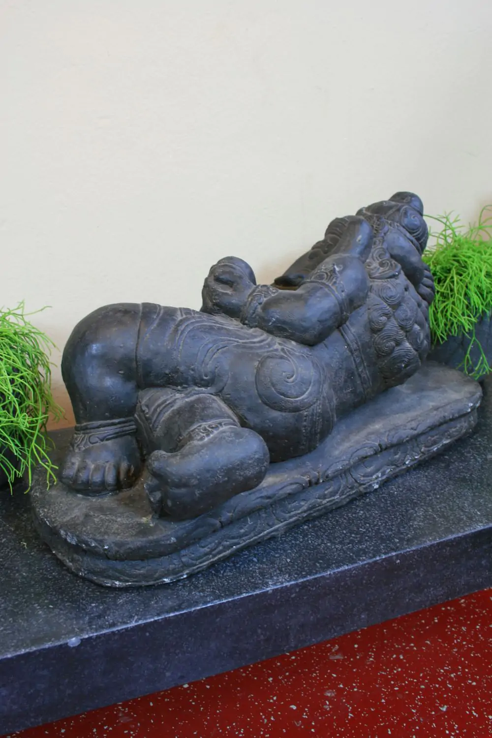  Product image 3 of the product “Ganesh, reclining, cast stone, 58cm L ”